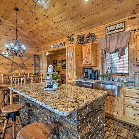 Sevierville Cabin With Outdoor Kitchen And Hot Tub! Exterior photo