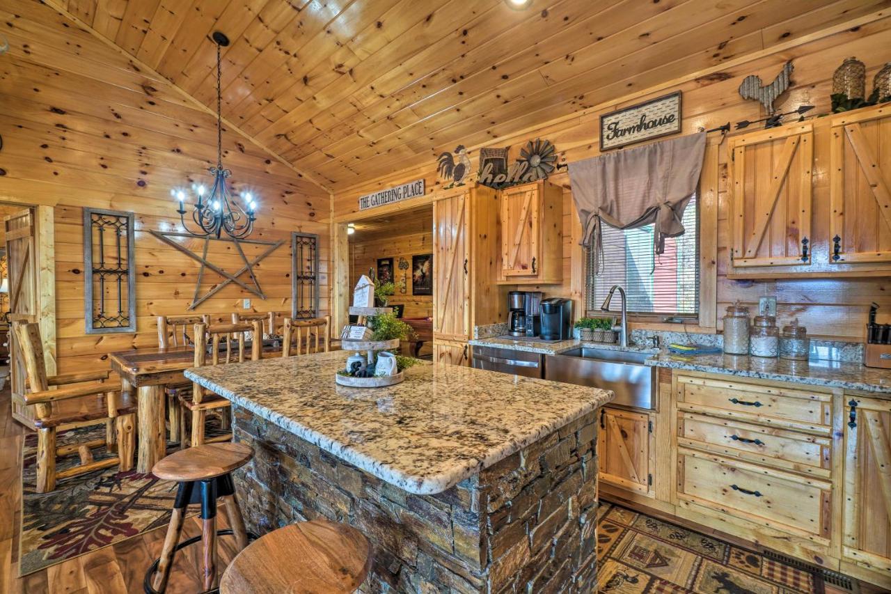 Sevierville Cabin With Outdoor Kitchen And Hot Tub! Exterior photo